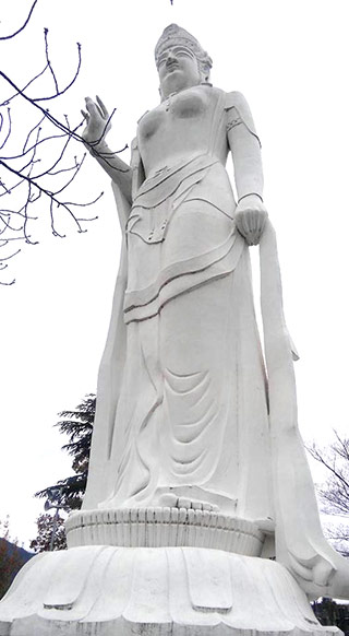 Nirasaki Heiwa Kannon Statue